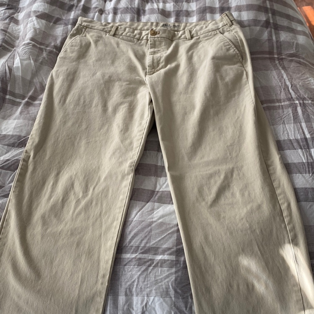 Mens Izod Saltwater straight Chino. Size 38x34
